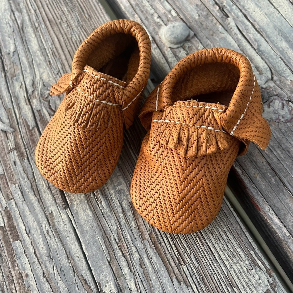 Freshly Picked Soft Sole Leather Fringe Moccasins, Baby Girl Shoes  Color Brown - Picture 5 of 8